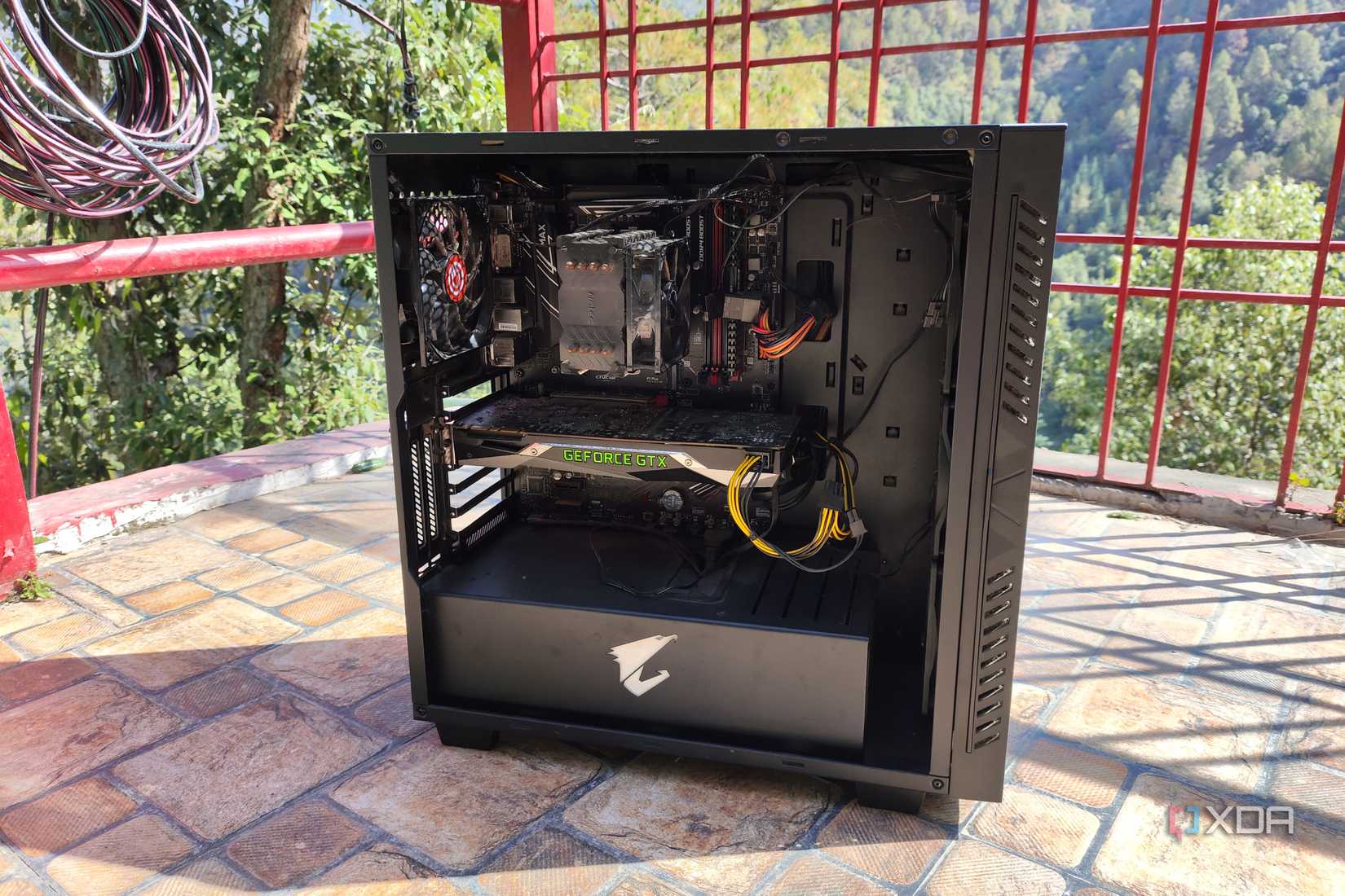 Thùng máy tính cũ mở nắp hông, thấy card đồ họa GeForce GTX và tản nhiệt CPU