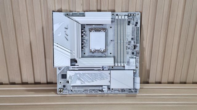 Toàn cảnh bo mạch chủ Gigabyte Z890M Aorus Elite WiFi7 Ice màu trắng