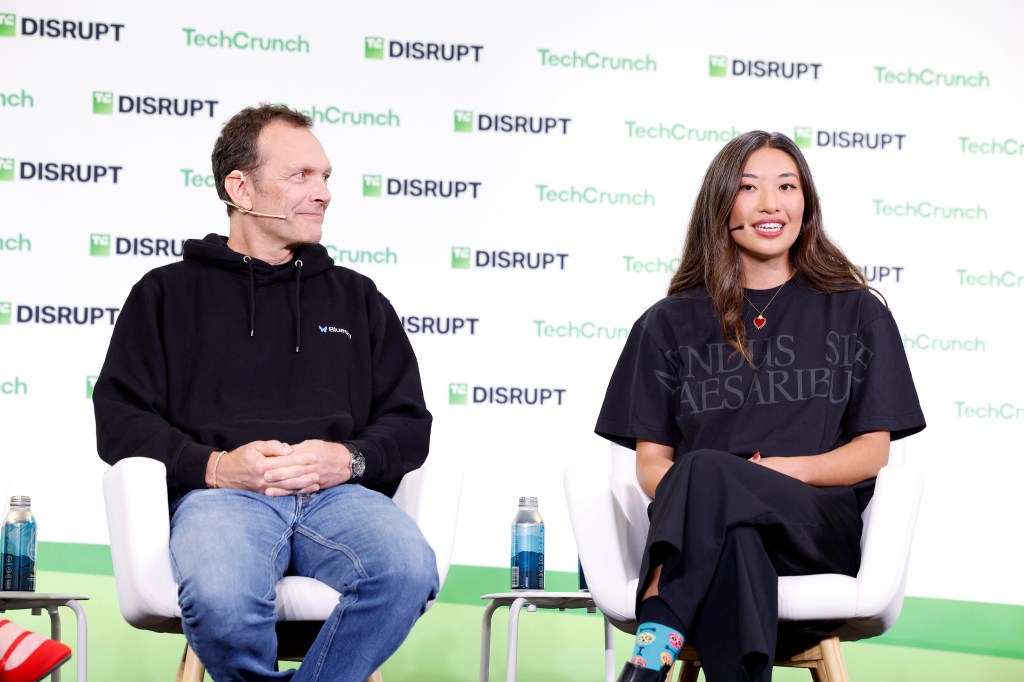 Toni Schneider và Rose Wang trên sân khấu TechCrunch Disrupt