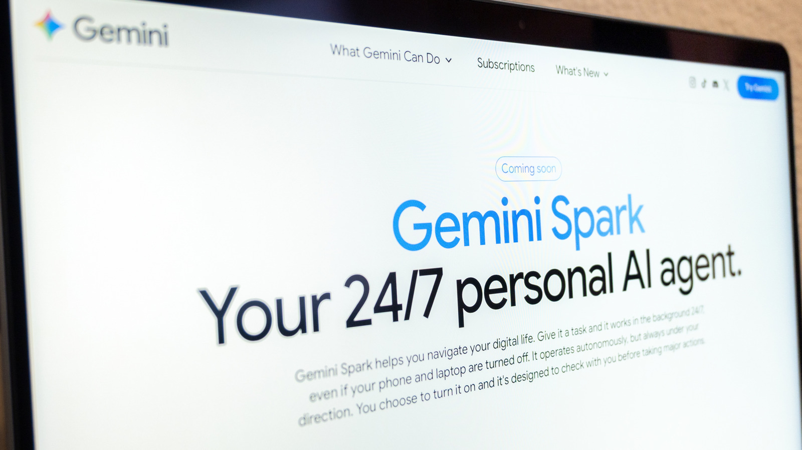 Trang giới thiệu Gemini Spark được chụp trên màn hình laptop