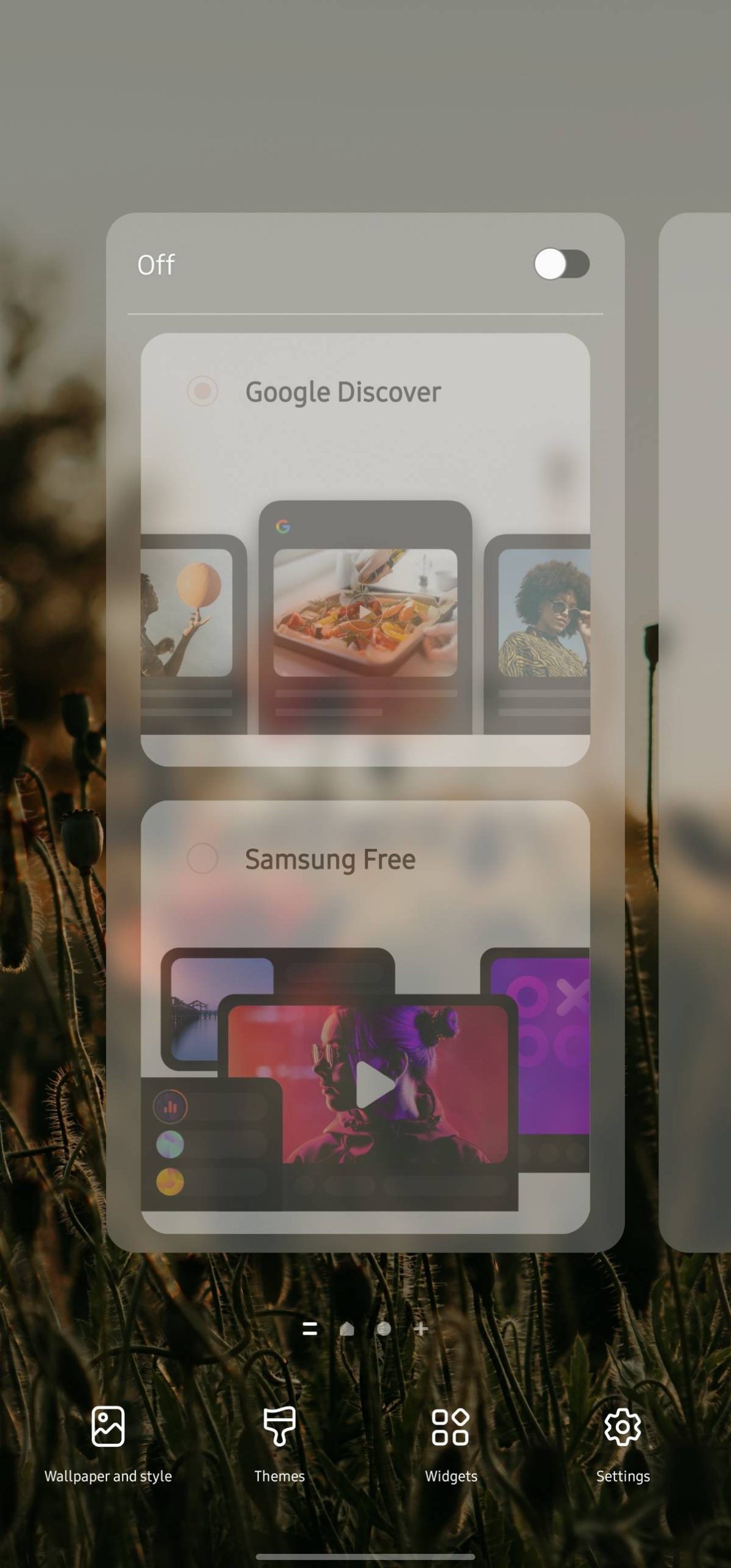 Trang Google Discover và Samsung Free bị làm mờ khi công tắc One UI ở trạng thái Off.
