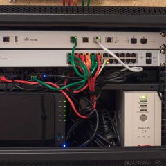 Tủ rack homelab với máy chủ, thiết bị mạng và bộ lưu điện