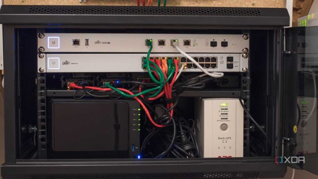 Tủ rack homelab với máy chủ, thiết bị mạng và bộ lưu điện