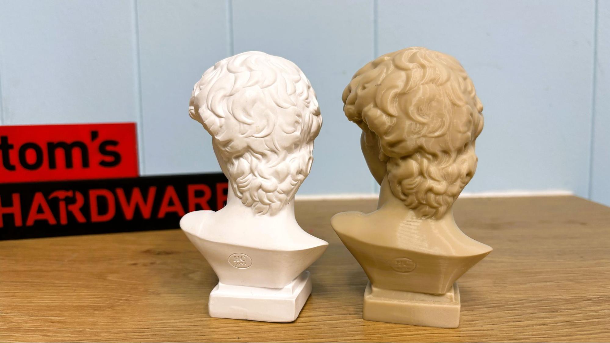 Tượng David gốc và bản in 3D chụp ở góc khác