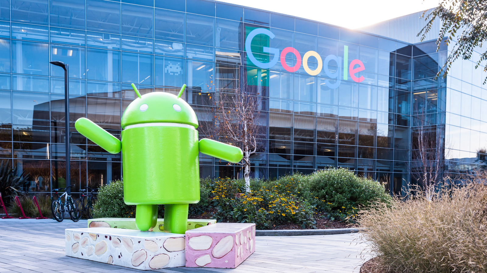 Tượng linh vật Android trước tòa nhà Google