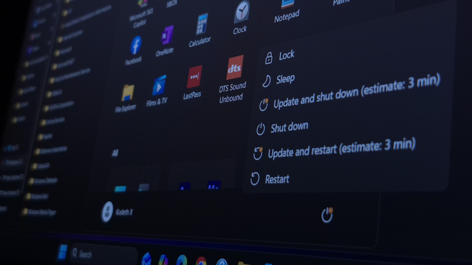 Tùy chọn cập nhật và khởi động lại trên Windows 11