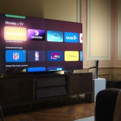 TV cỡ lớn trong phòng khách hiển thị giao diện ứng dụng giải trí