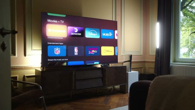 TV cỡ lớn trong phòng khách hiển thị giao diện ứng dụng giải trí