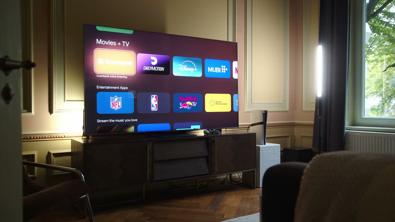 TV cỡ lớn trong phòng khách hiển thị giao diện ứng dụng giải trí