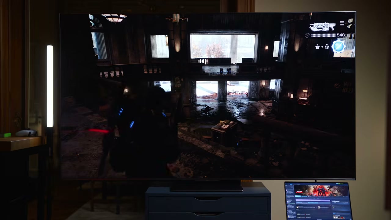 TV trong phòng tối hiển thị cảnh game nhiều vùng tối với vài điểm sáng