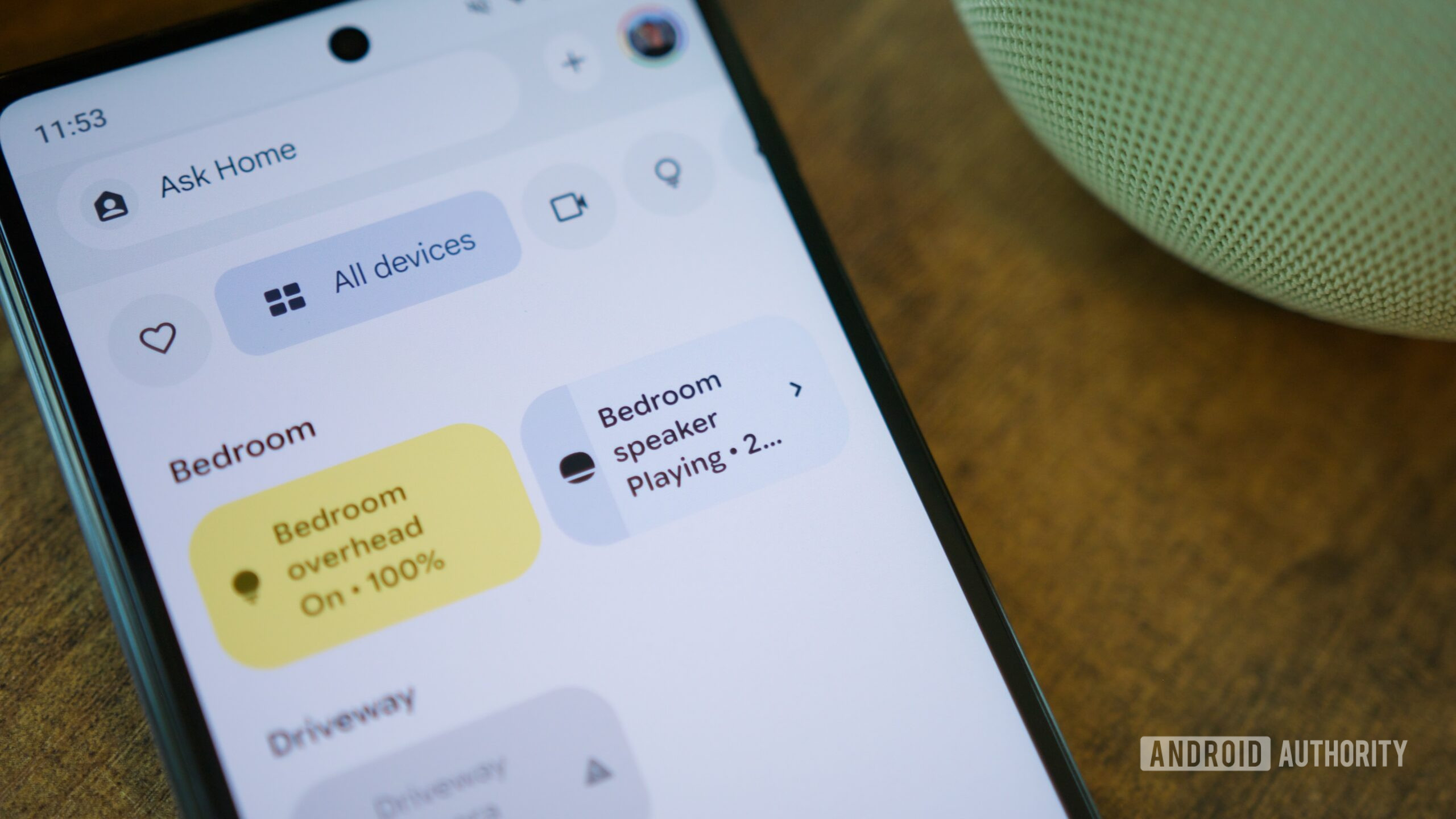 Ứng dụng Google Home hiển thị danh sách thiết bị và điều khiển trong phòng ngủ