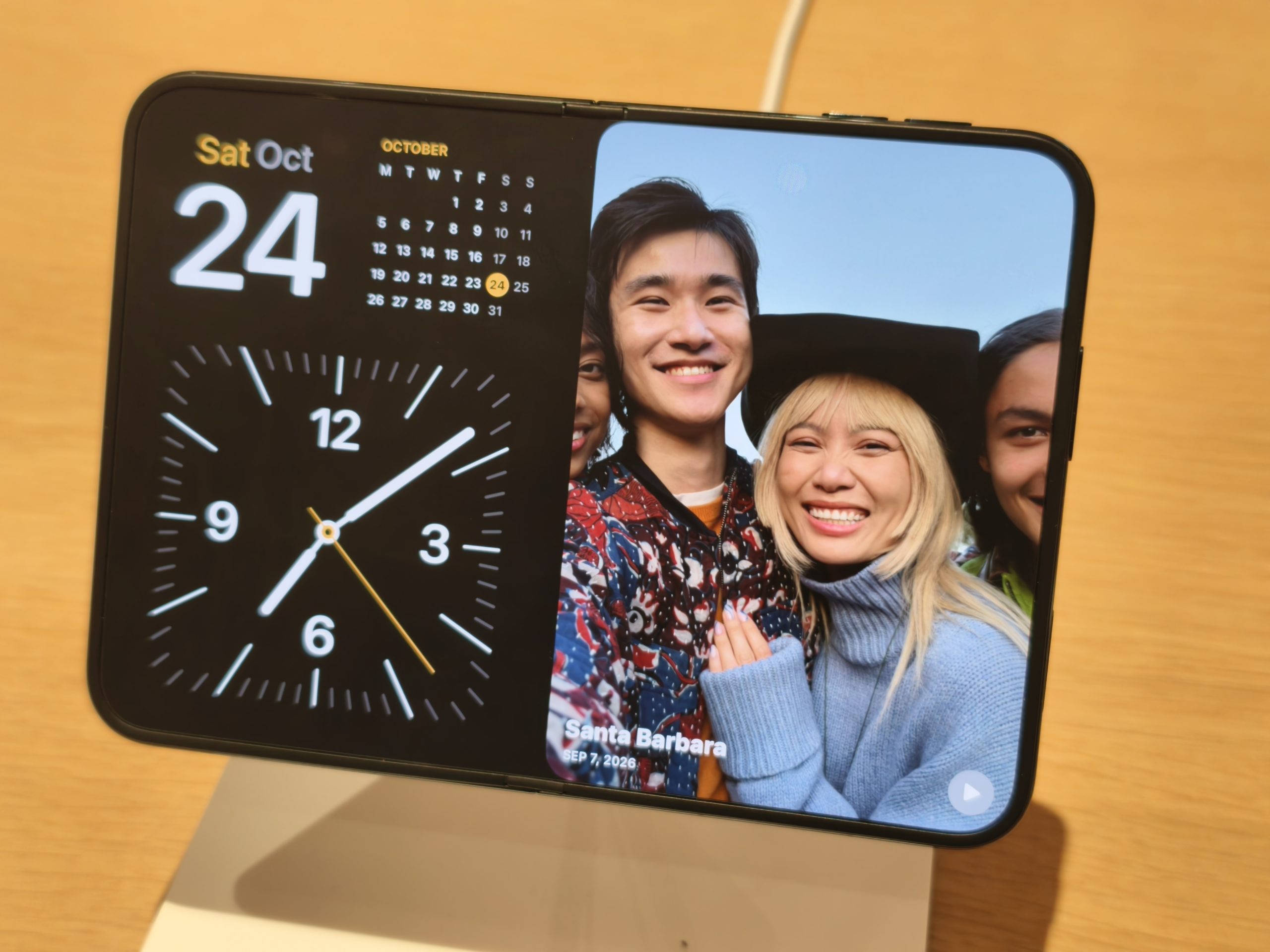 Ứng dụng ảnh hiển thị trên màn hình trong iPhone Duo