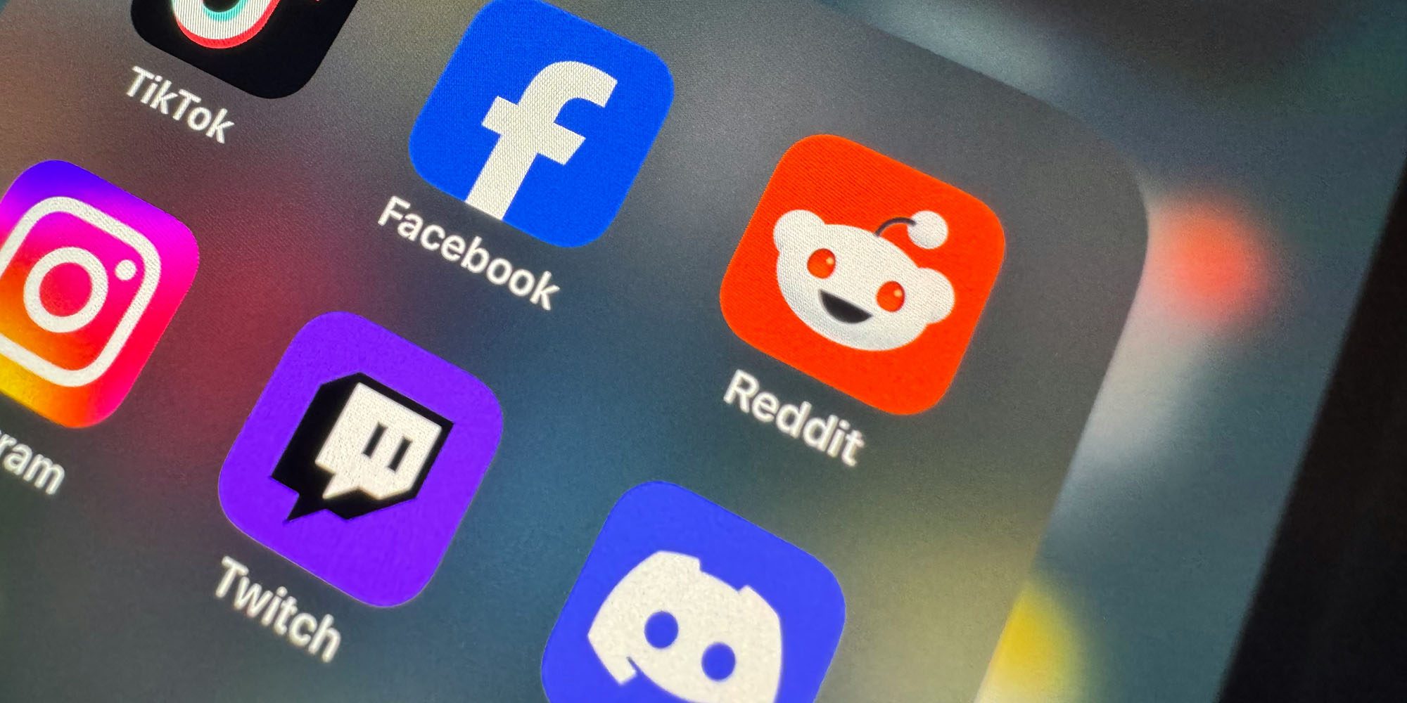 Ứng dụng Reddit và Discord trên màn hình điện thoại