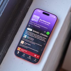 Ứng dụng Spotify đang phát nhạc trên điện thoại