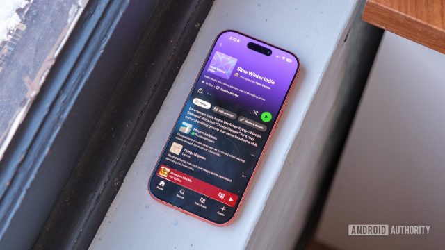 Ứng dụng Spotify đang phát nhạc trên điện thoại