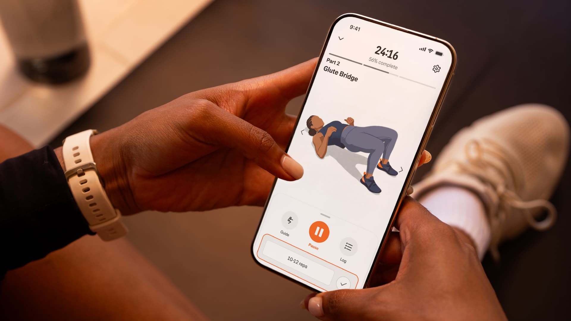 Ứng dụng Strava hiển thị hướng dẫn động tác glute bridge và theo dõi hiệp, số lần lặp