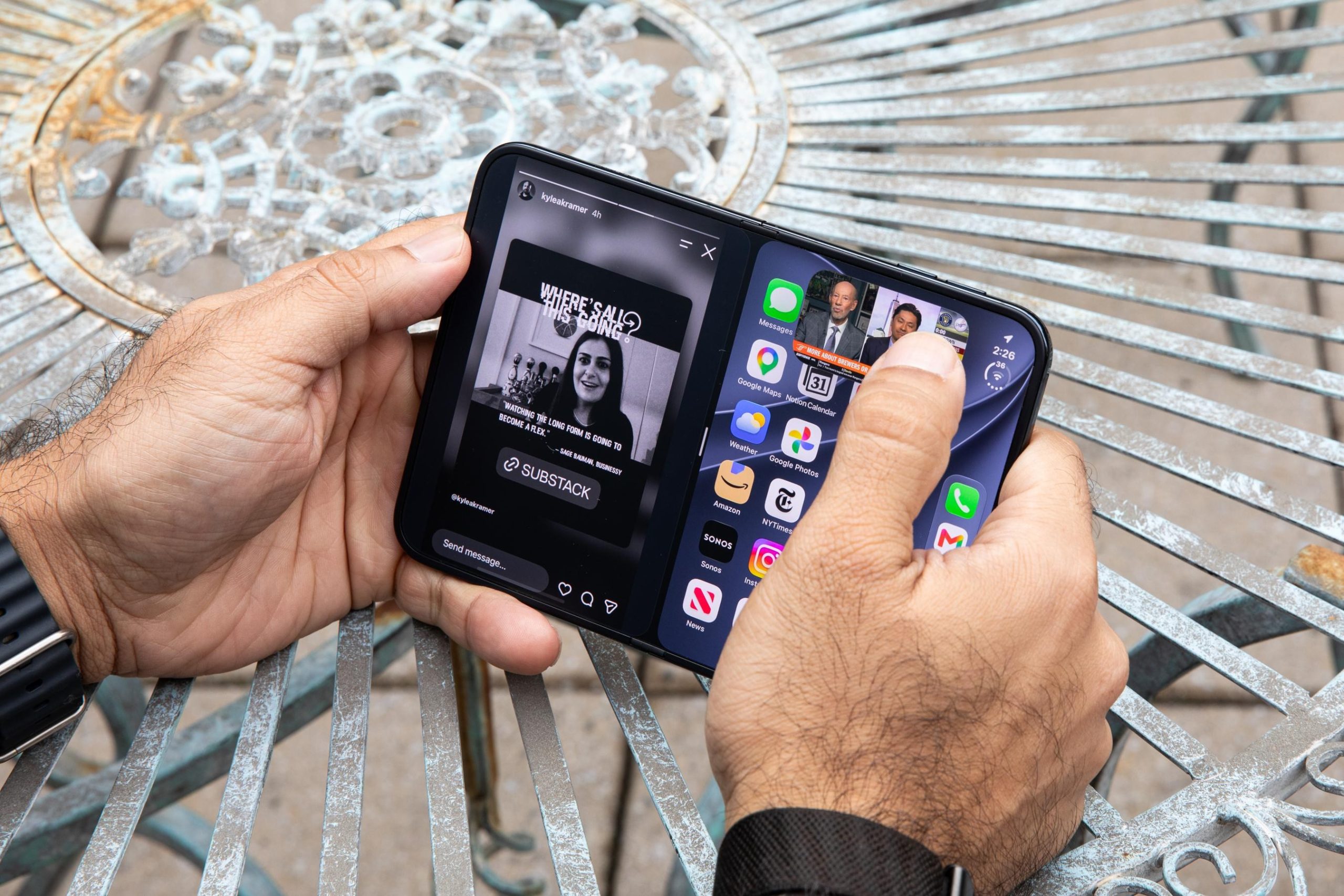 Ứng dụng và video nổi tận dụng màn hình rộng theo những cách khác nhau, khiến việc tổ chức cửa sổ trở nên quan trọng. Ảnh: The Verge.