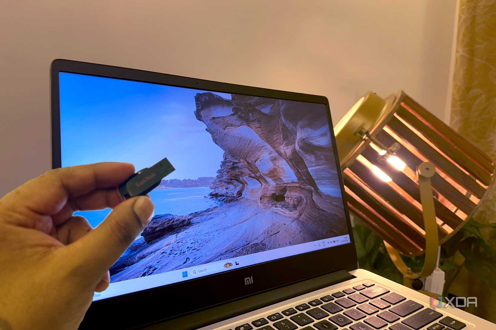 USB và laptop hiển thị Windows 11