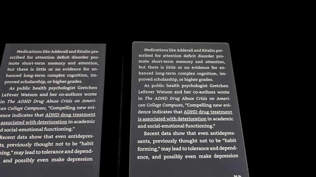 Vệt sáng lộ rõ dọc mép màn hình Kindle 2026 ở chế độ Dark Mode