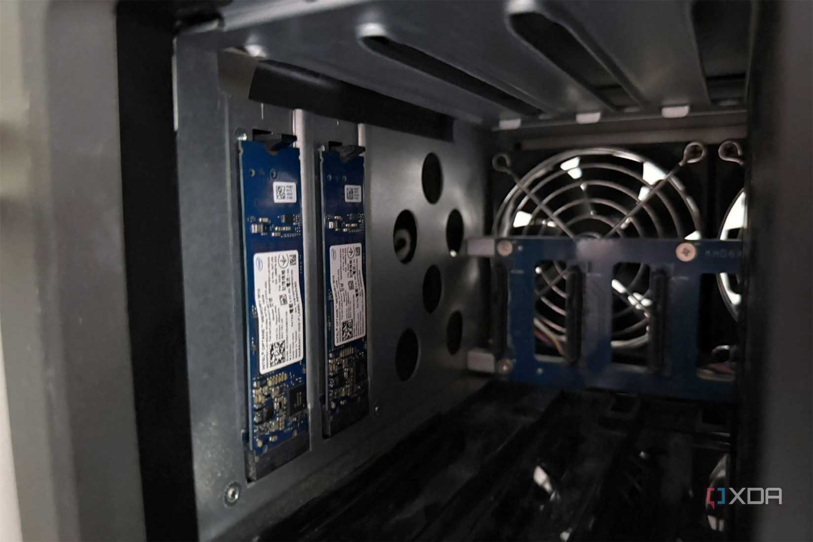 Vị trí lắp SSD cache trên NAS Synology