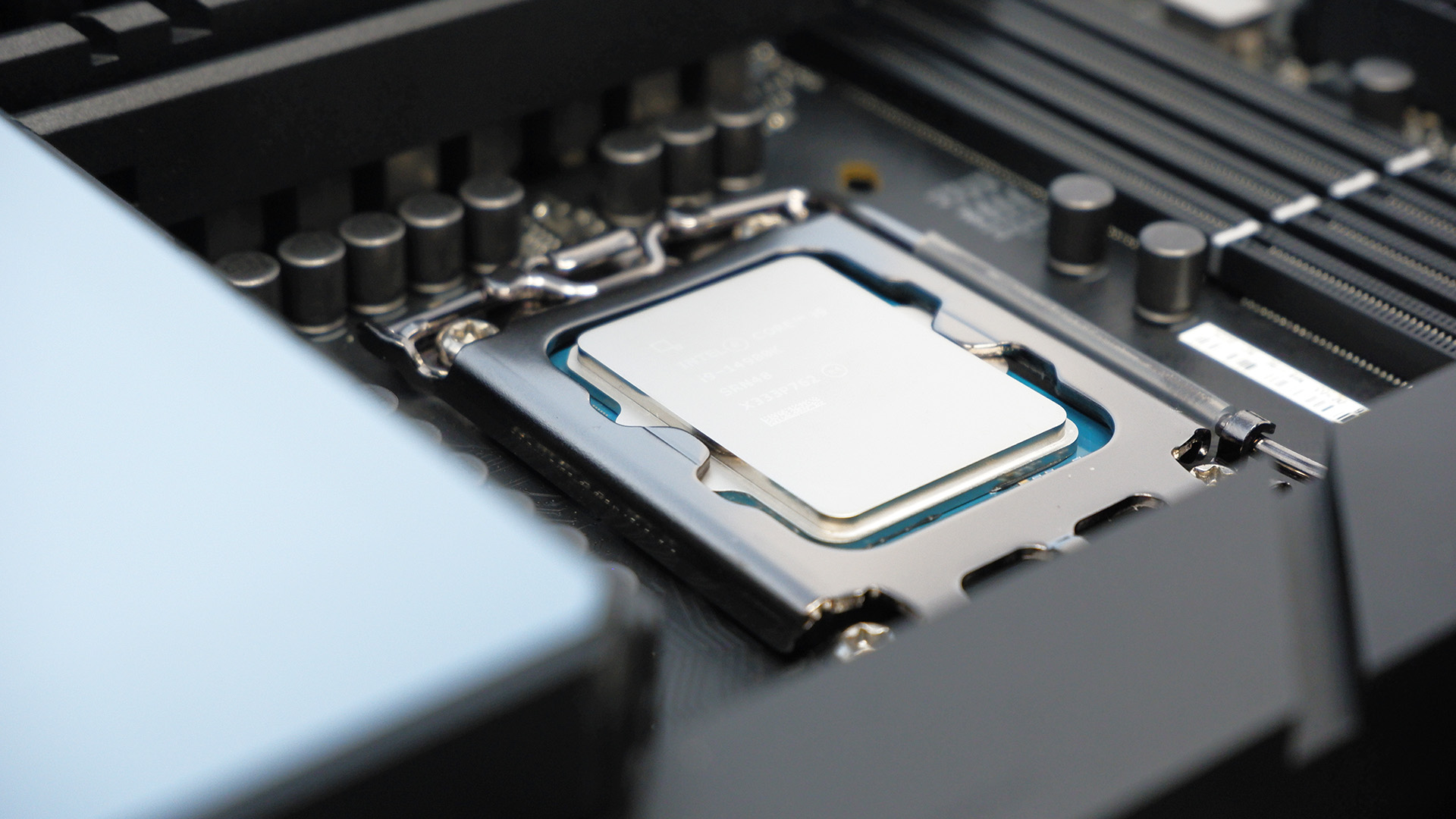 Vi xử lý Intel lắp trên socket LGA1700 của bo mạch chủ