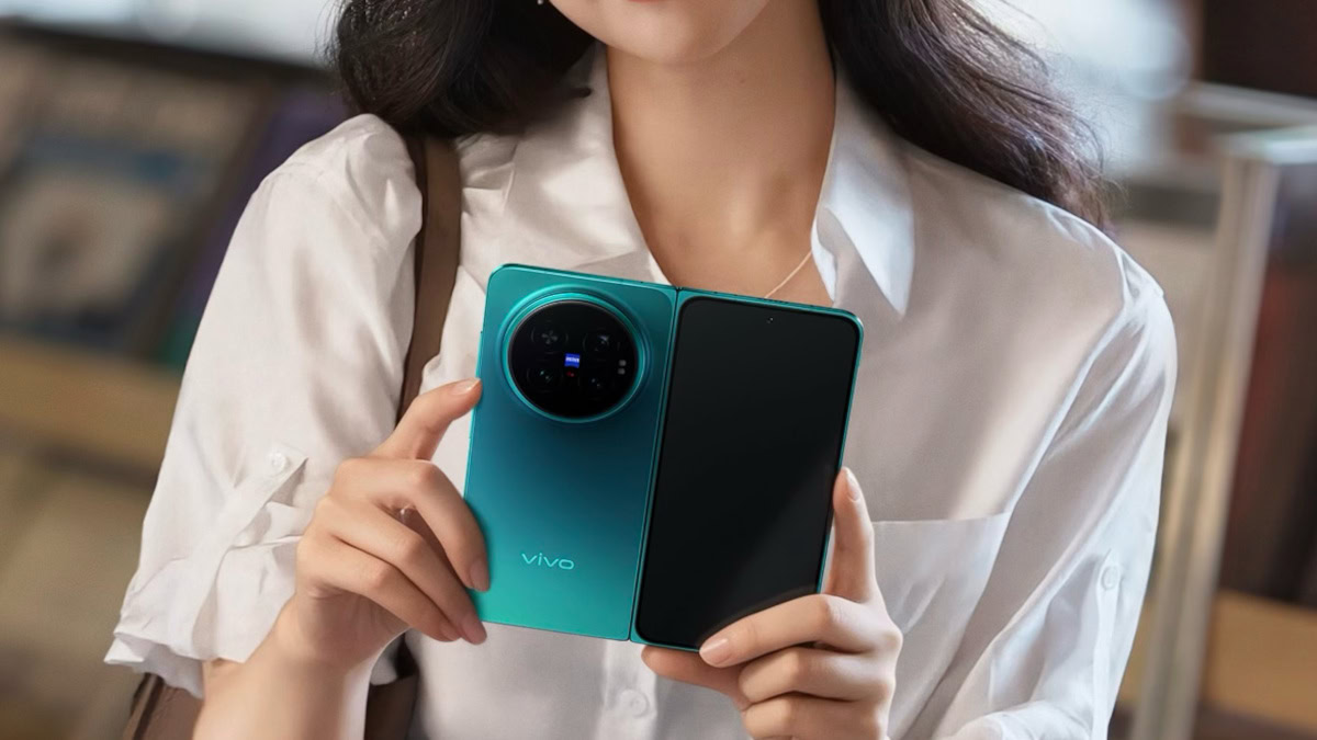 vivo X Fold 6 mở màn hình trong, nhìn thấy mặt lưng và cụm camera