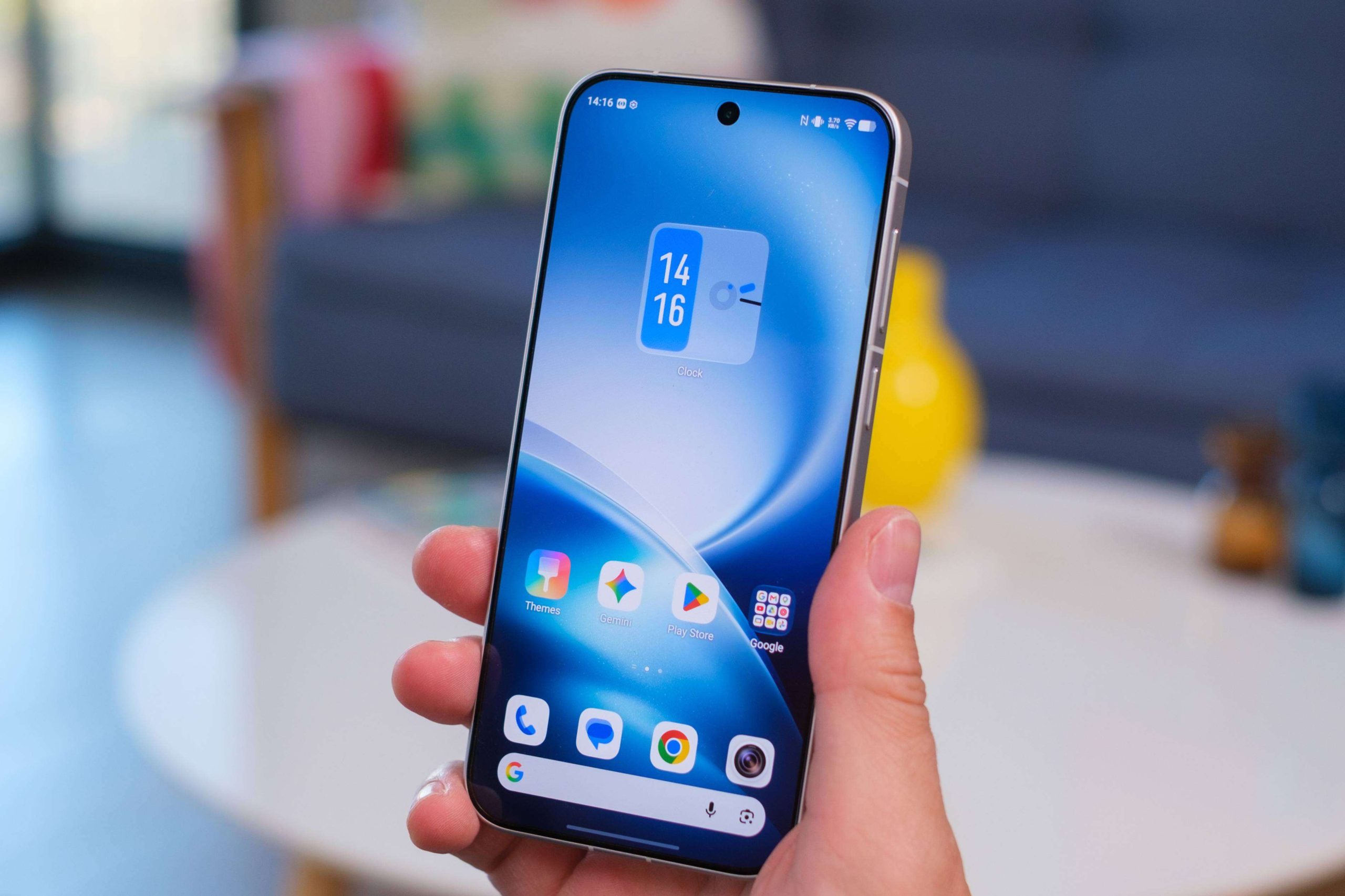 vivo X500 Pro cầm trên tay, mặt trước