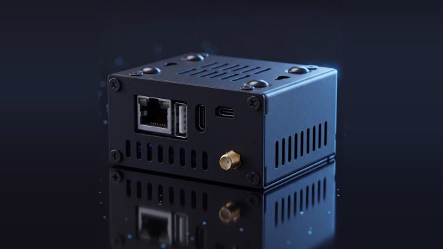 Vỏ hub RAMDeck với các cổng kết nối và khe thông gió