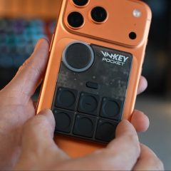 Voicemod Key Pocket gắn mặt sau điện thoại, với sáu phím điều khiển và núm xoay.