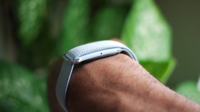 Vòng đeo Fitbit Air