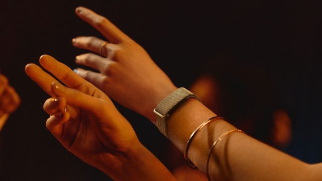 Vòng đeo sức khỏe Fitbit Air với dây lưới kim loại màu Champagne Gold