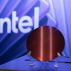 Wafer Intel 18A-P trưng bày trước logo Intel