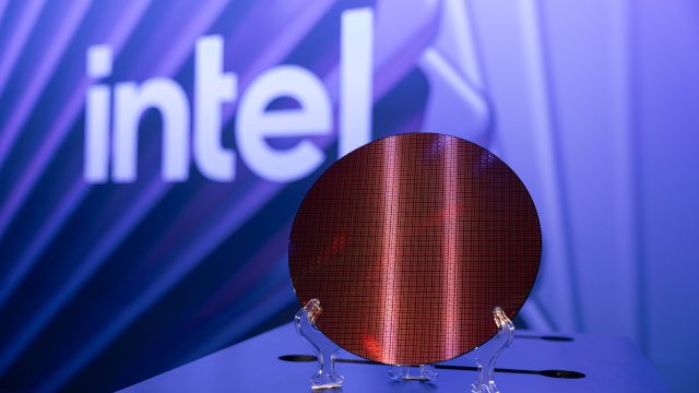 Wafer Intel 18A-P trưng bày trước logo Intel