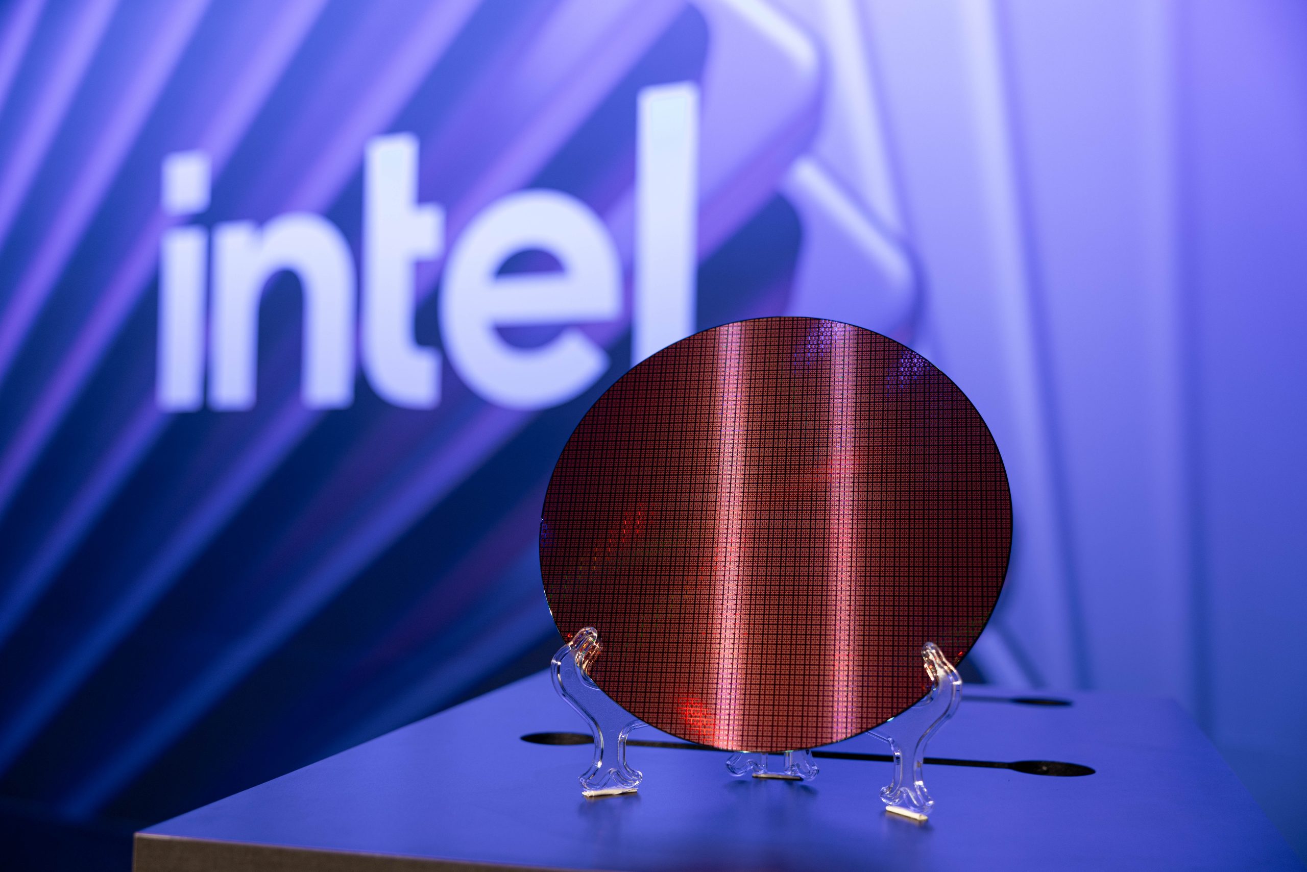Wafer Intel 18A-P trưng bày trước logo Intel