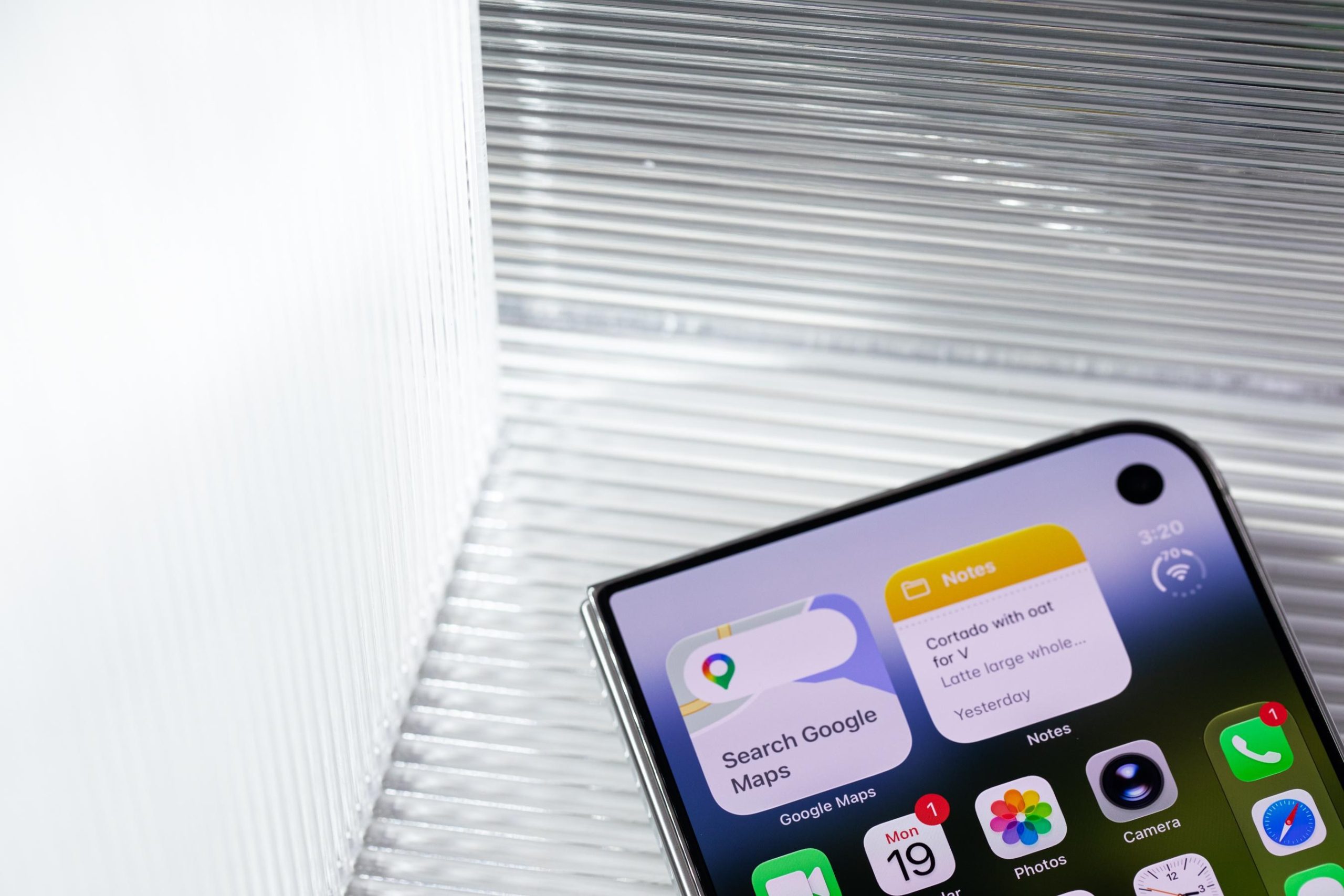 Widget và biểu tượng cạnh nhau cho thấy cách tận dụng chiều ngang của màn hình ngoài. Ảnh: The Verge.