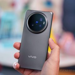 X Fold6 khi gập vẫn có dáng điện thoại thông thường, nhưng người mua cần cân nhắc trọng lượng và độ dày khi cầm hằng ngày.