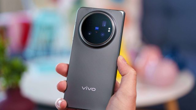 X Fold6 khi gập vẫn có dáng điện thoại thông thường, nhưng người mua cần cân nhắc trọng lượng và độ dày khi cầm hằng ngày.