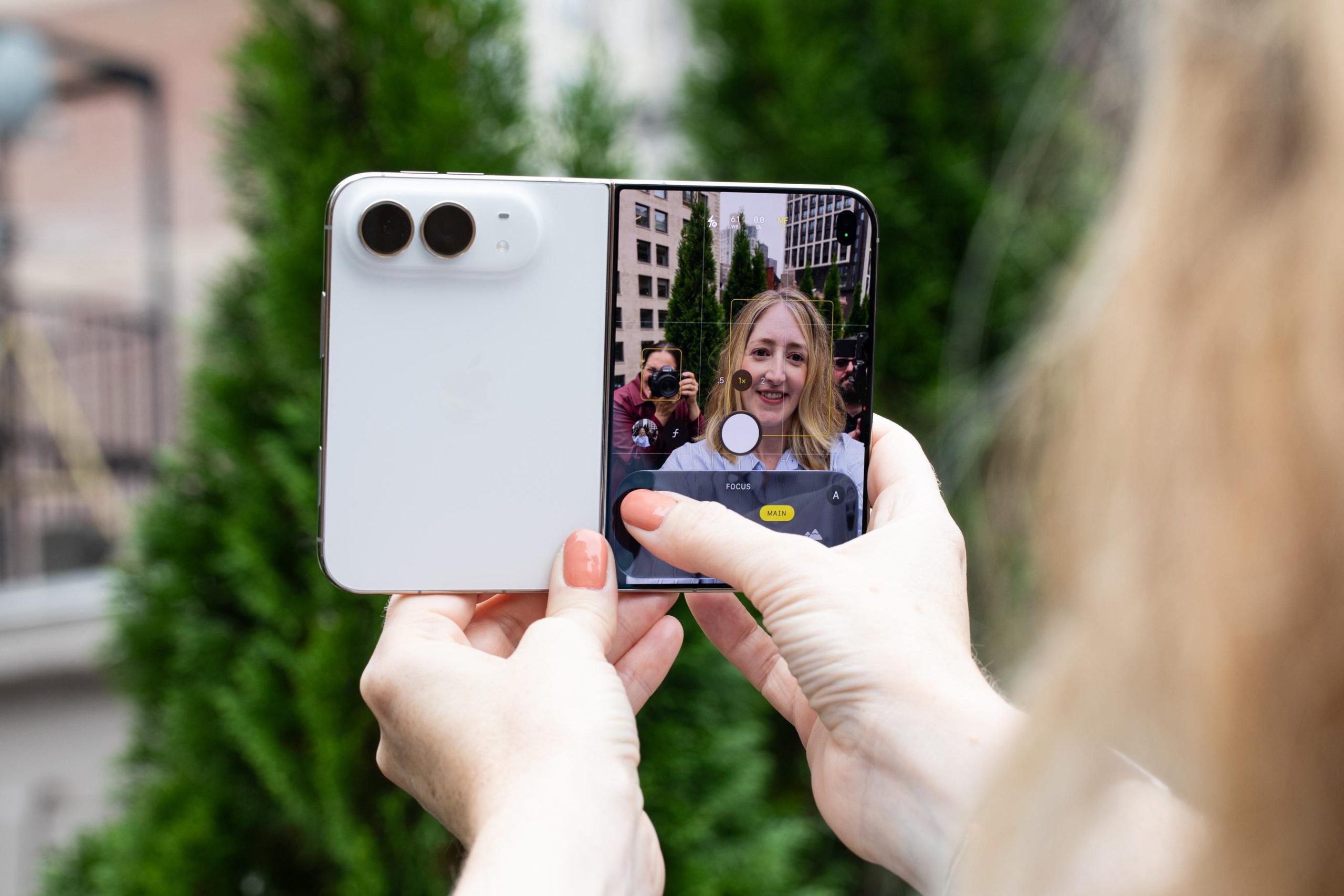 Xem trước trên màn hình ngoài cho phép dùng camera sau chụp selfie, một lợi ích riêng của thiết kế hai màn hình. Ảnh: The Verge.