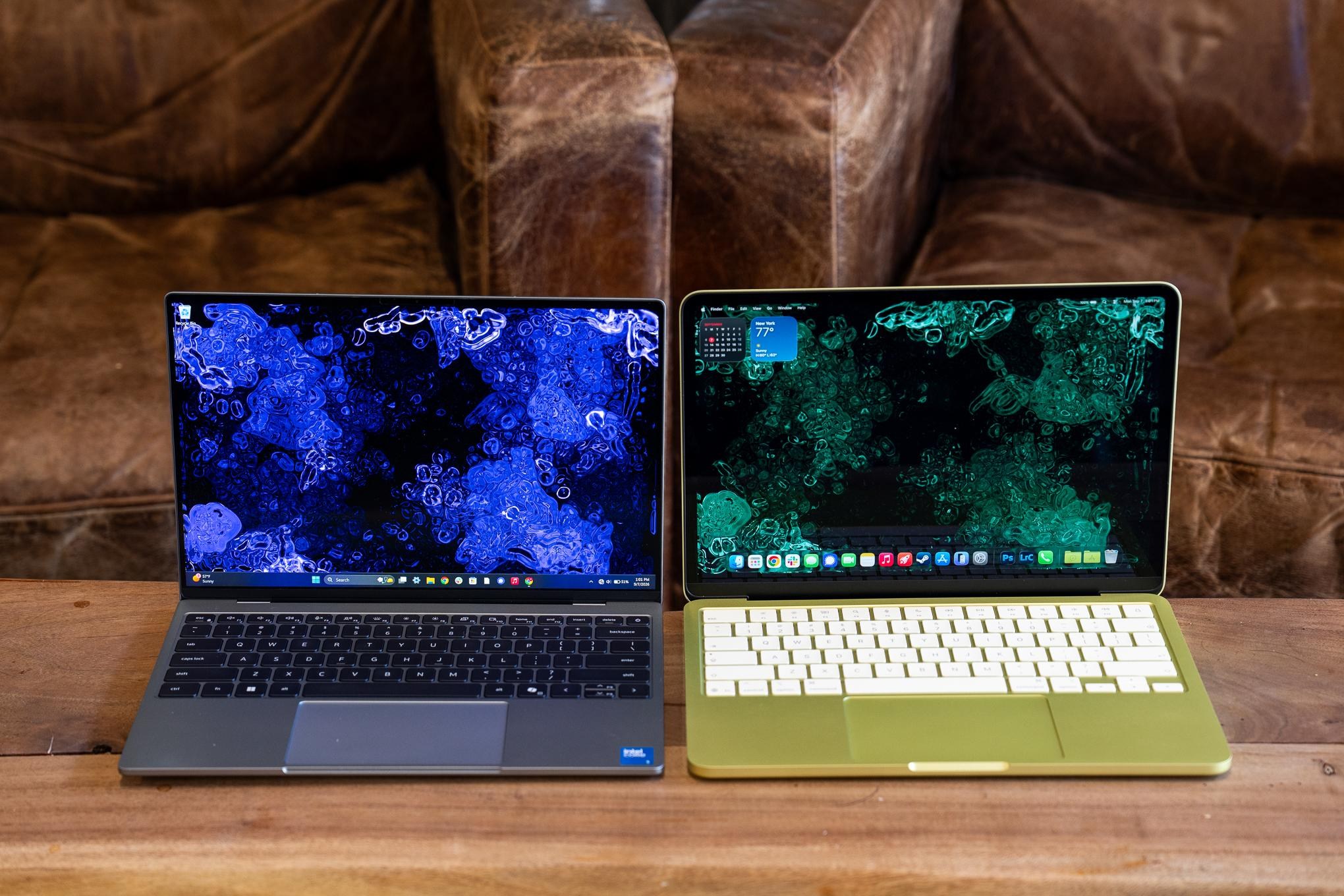 XPS 13 cạnh MacBook Neo mở máy