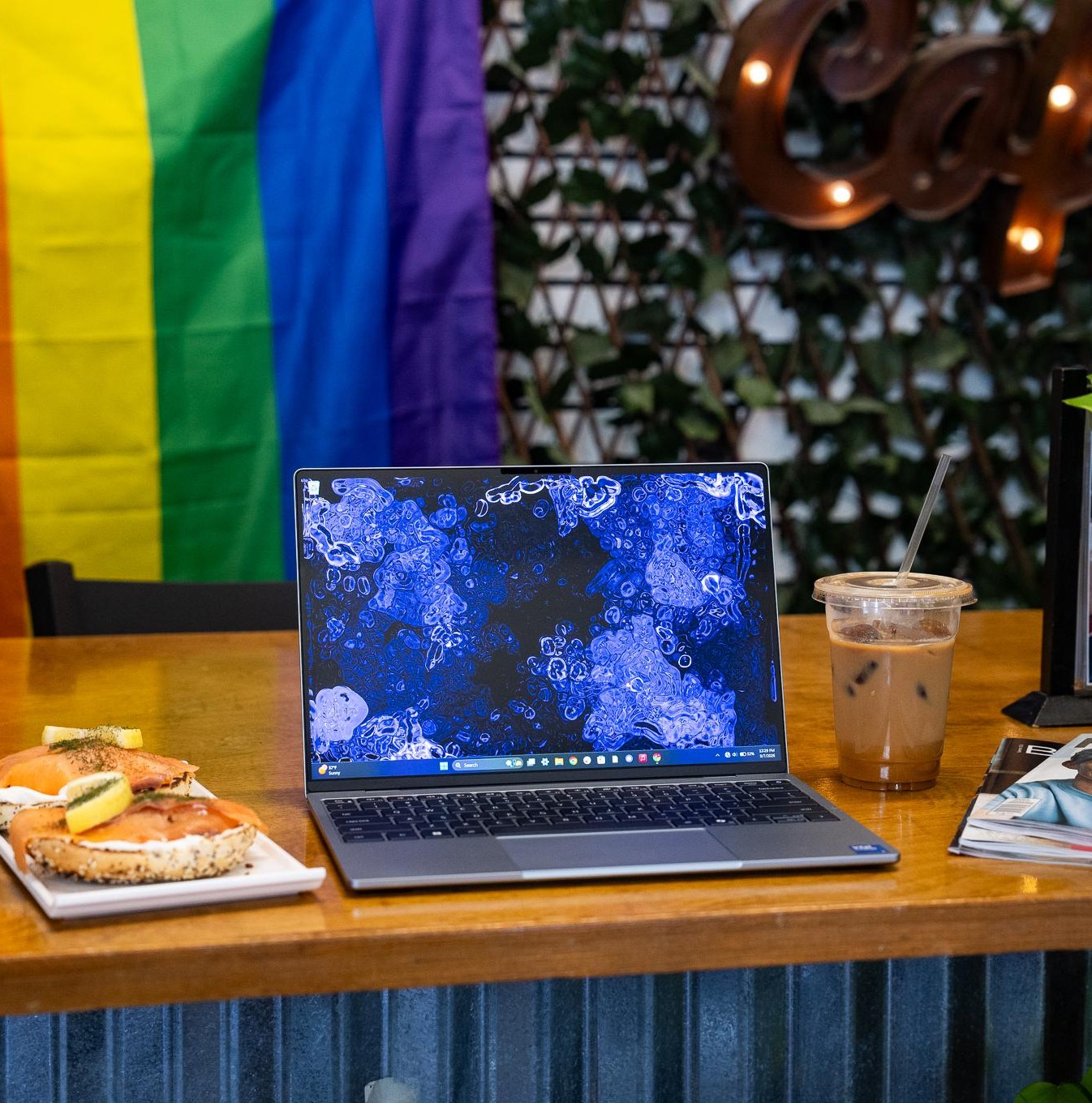 XPS 13 trên bàn quán